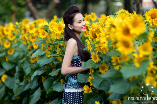 Diễm Hương e ấp bên hoa hướng dương - 6