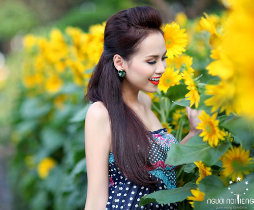 Diễm Hương e ấp bên hoa hướng dương - 7