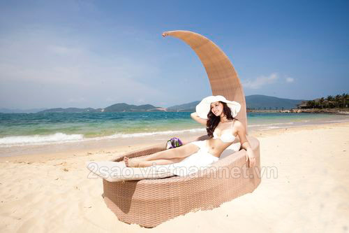 Bộ ảnh cưới bikini 'độc' của Lã Thanh Huyền - 1