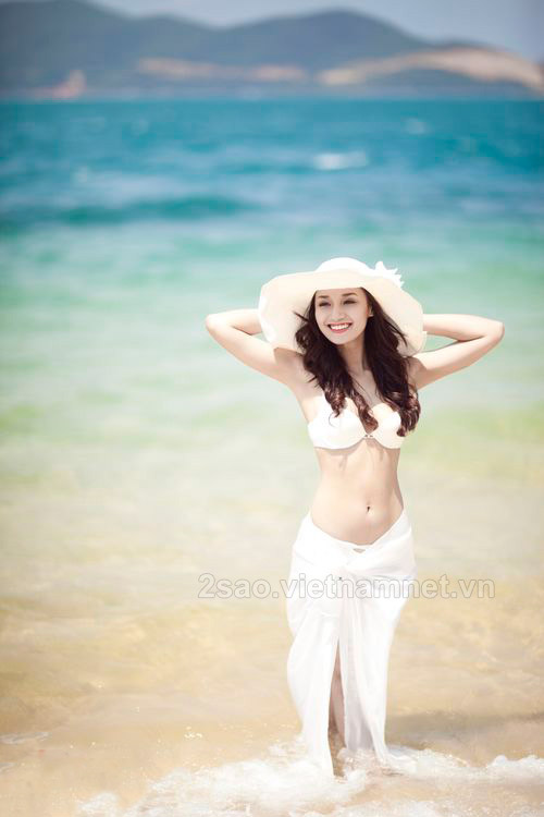 Bộ ảnh cưới bikini 'độc' của Lã Thanh Huyền - 5