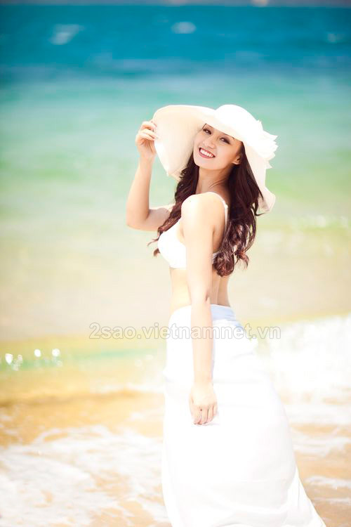 Bộ ảnh cưới bikini 'độc' của Lã Thanh Huyền - 3