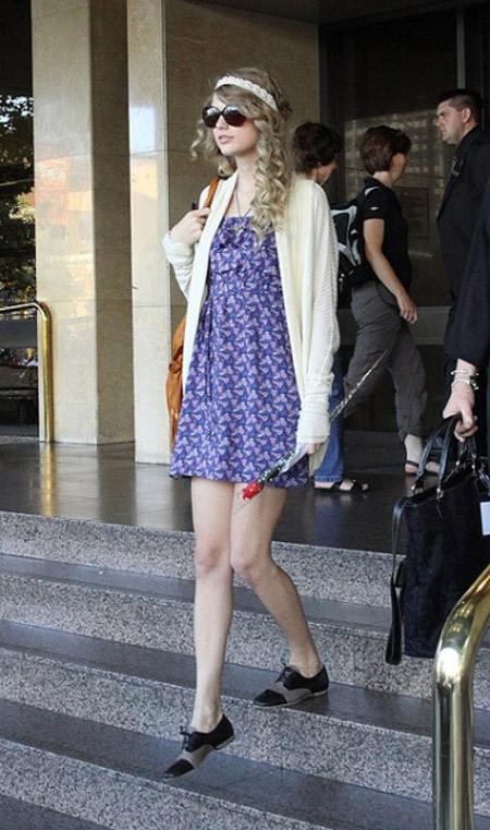 Taylor Swift xinh yêu với váy in họa tiết, váy hoa - 7