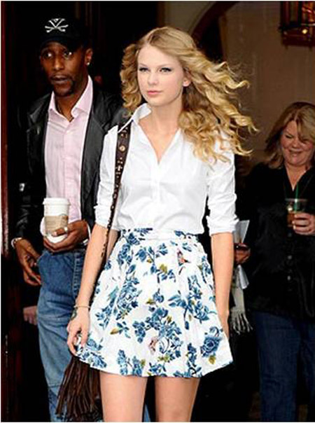 Taylor Swift xinh yêu với váy in họa tiết, váy hoa - 6
