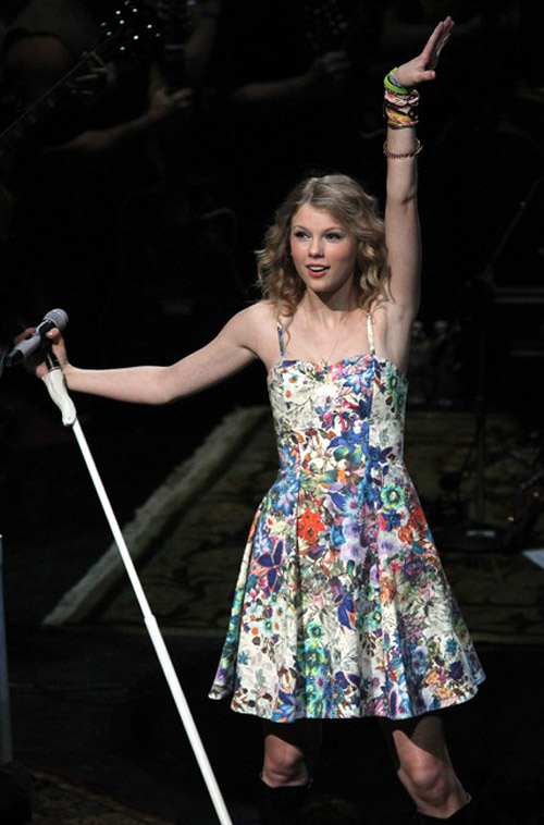 Taylor Swift xinh yêu với váy in họa tiết, váy hoa - 4