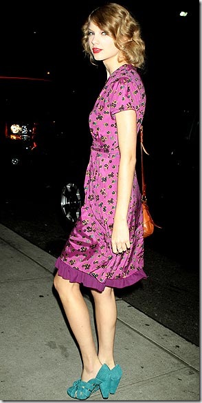 Taylor Swift xinh yêu với váy in họa tiết, váy hoa - 9