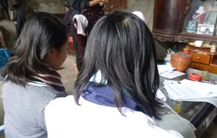 Phẫn nộ đánh ghen ở HN: Bắt nữ sinh mút ’của quý’ - 1