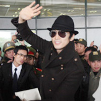 Song Seung Hun và Kim Tae Hee vẫy chào fan Việt