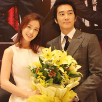 Video: Song Seung Hun và Kim Tae Hee thân thiện trong buổi họp báo