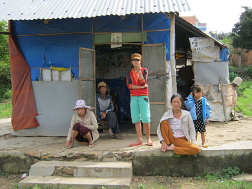 Thiếu nữ nghèo giết chết con đang bú - 1