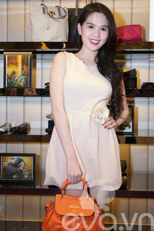 Ngọc Trinh diện váy siêu ngắn đi shopping - 2