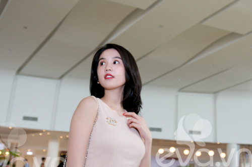 Ngọc Trinh diện váy siêu ngắn đi shopping - 6