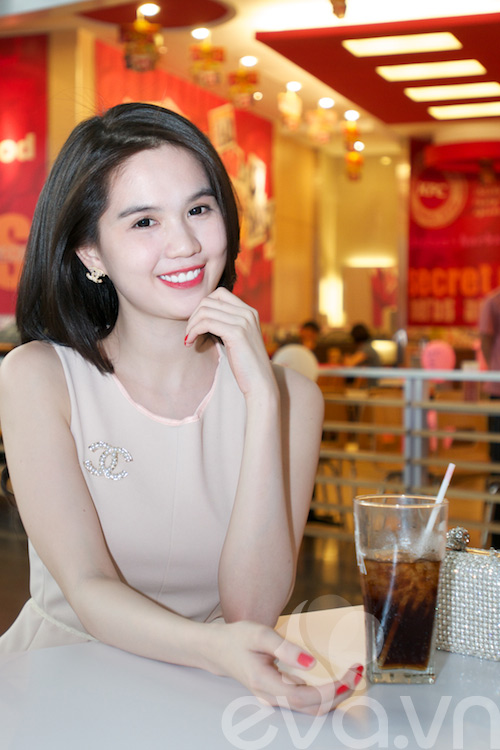 Ngọc Trinh diện váy siêu ngắn đi shopping - 11
