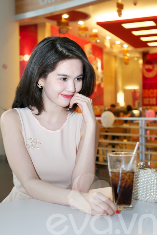 Ngọc Trinh diện váy siêu ngắn đi shopping - 12