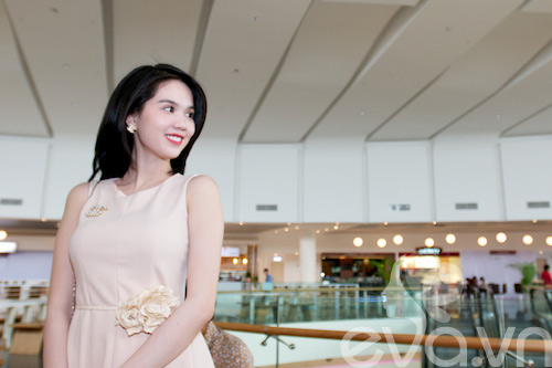 Ngọc Trinh diện váy siêu ngắn đi shopping - 7