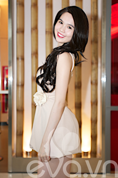 Ngọc Trinh diện váy siêu ngắn đi shopping - 8