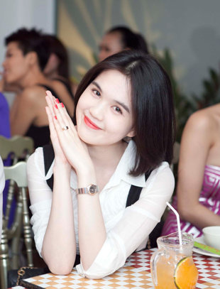 Ngọc Trinh lại khoe ảnh "tự sướng" - 1