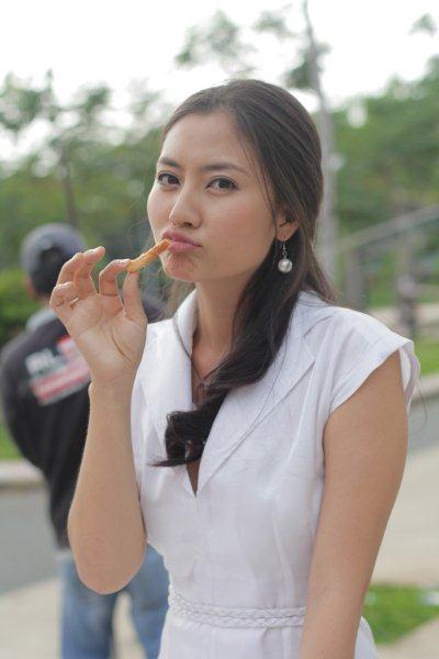 Kiều nữ Ngọc Lan trổ tài “thẩm định” món ăn - 1