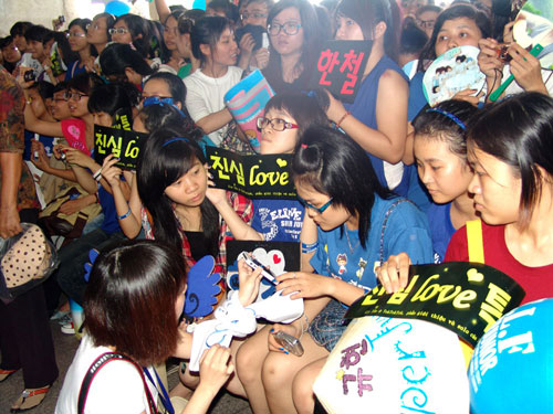Vì sao Kpop lấy được nước mắt của Fan? - 1