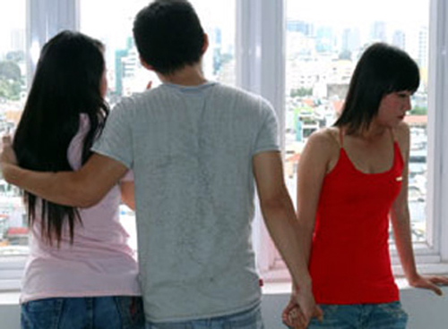 Người yêu thường xuyên nhắn tin với người con gái khác - 2
