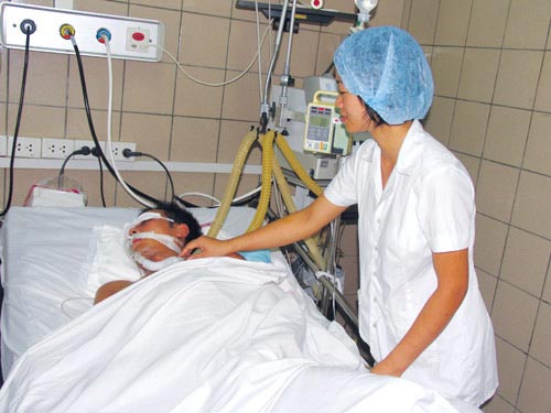 bao dong ngo doc ruou dip nghi tet duong lich - 1