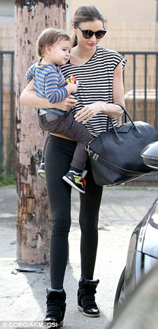 nhoc flynn tuoi cuoi rang ro ben me - 3