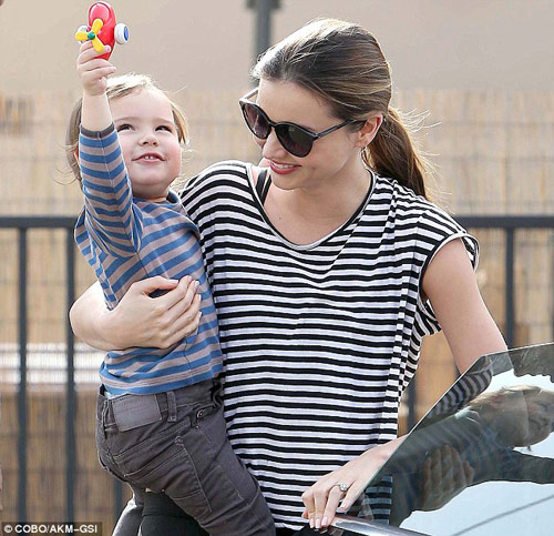 nhoc flynn tuoi cuoi rang ro ben me - 2