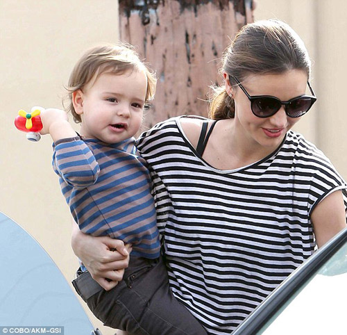 nhoc flynn tuoi cuoi rang ro ben me - 6