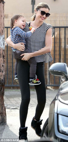 nhoc flynn tuoi cuoi rang ro ben me - 4
