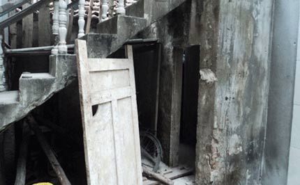 dang sau vu cha giet con 10 thang tuoi roi chon sau nha - 1