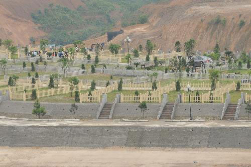 ngan hang khong tet, nghia trang thuong rong tay - 1