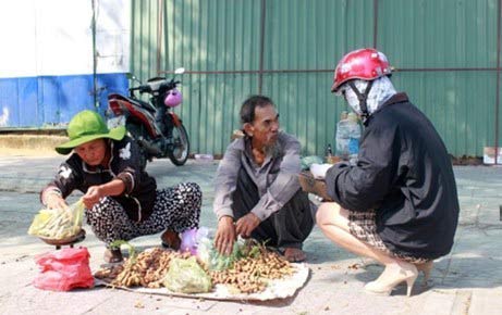 Lật tẩy ông già bán me bên đường SG - 1