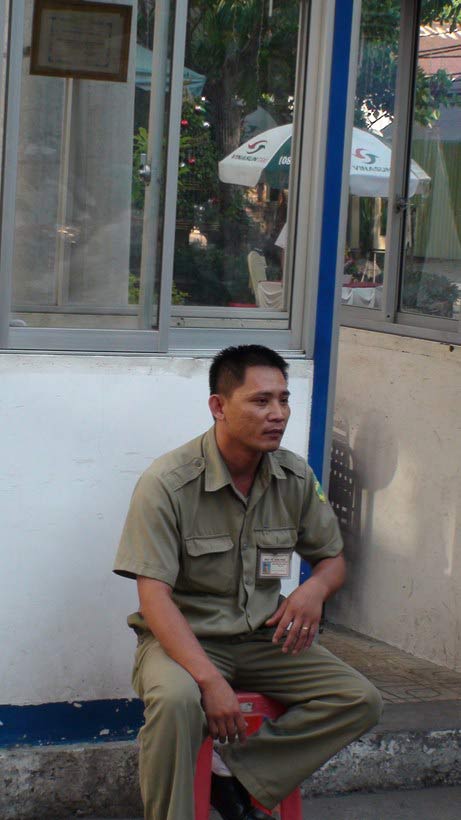 Lật tẩy ông già bán me bên đường SG - 4