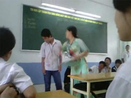 Xôn xao clip cô giáo tát nam sinh tới tấp - 1