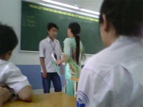 Xôn xao clip cô giáo tát nam sinh tới tấp - 2