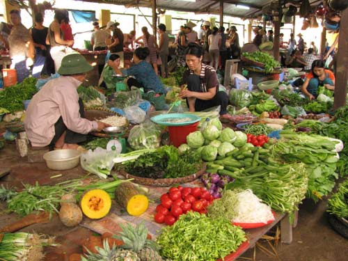 Thị trường thực phẩm Tết: Giá tăng nhưng không thiếu hàng - 1