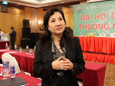 Mẹ chồng vay nợ, Hà Hồ vẫn đẹp bên xe 5 tỷ - 1
