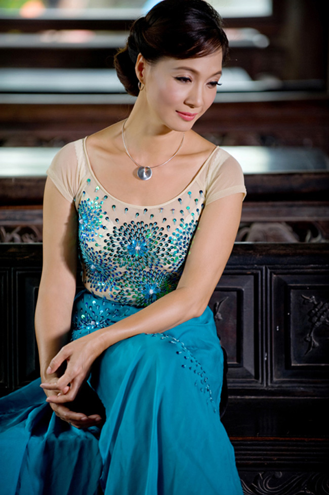 Ngẩn ngơ ngắm Lê Khanh cổ cao ba ngấn