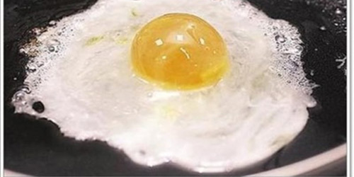 Chế biến trứng chín kĩ để đảm bảo vệ sinh an toàn thực phẩm (Ảnh minh họa)