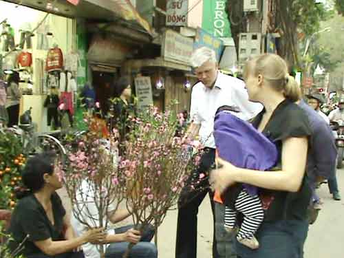 dai su dan mach di cho hoa tet o ha noi - 1
