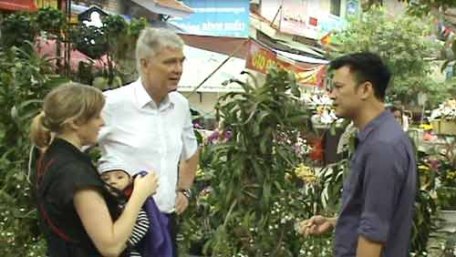 dai su dan mach di cho hoa tet o ha noi - 2