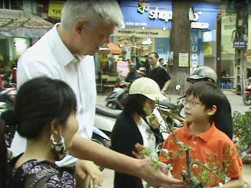 dai su dan mach di cho hoa tet o ha noi - 3