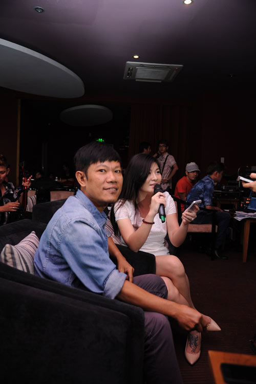 thanh thuy cham con ngay tren san tap - 10