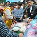 Mua sắm - Giá cả - Chen nhau mua thịt trâu chọi 3 triệu đồng/kg
