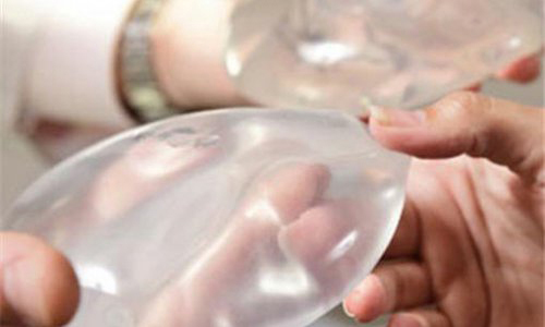 bien chung toan than vi tiem silicone - 2