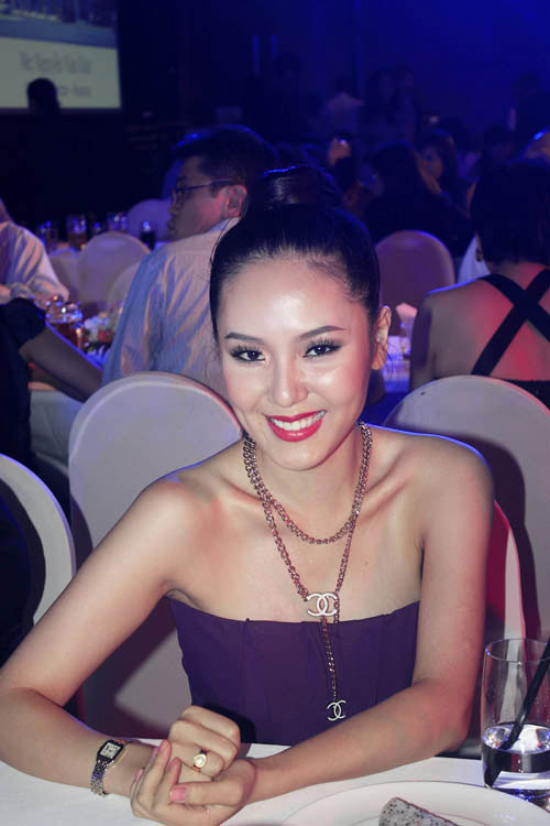 3 phu kien du tiec 'bat ly than' cua sao viet - 11