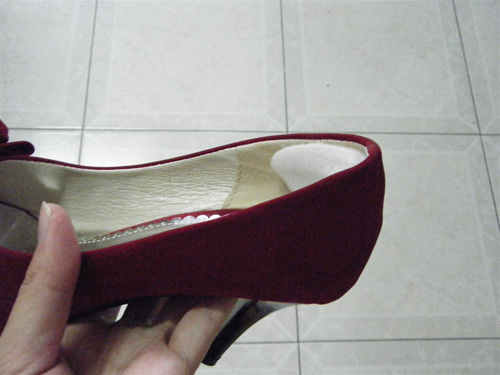 Đối phó với đôi giày 'lạc' size - 4