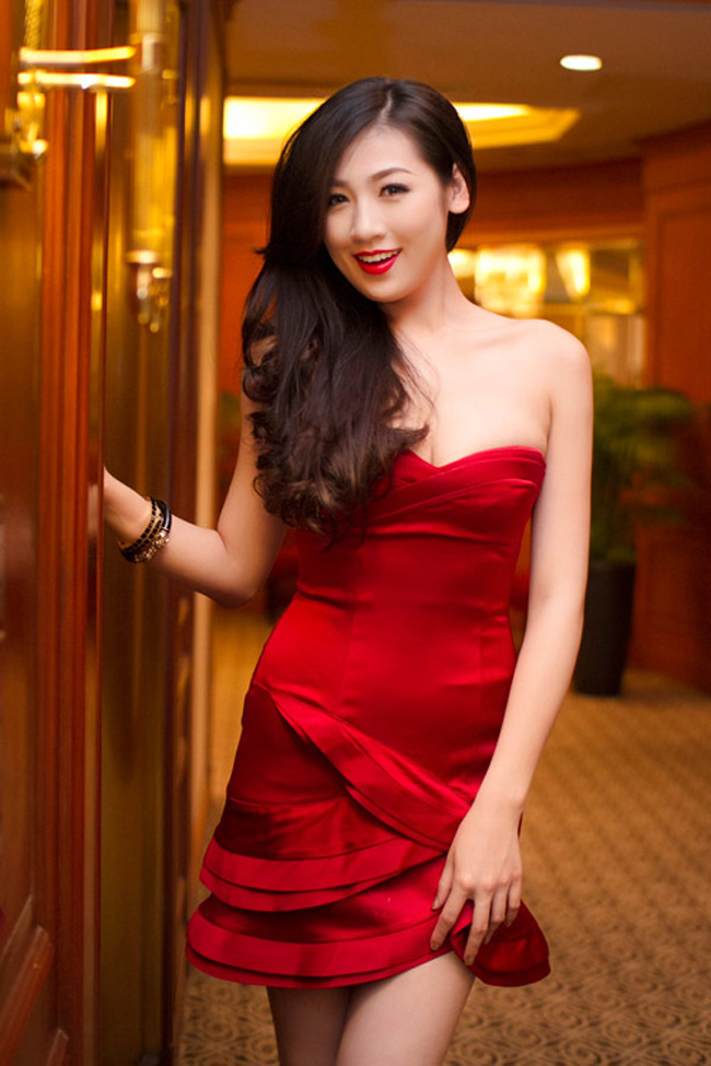 Á hậu Tú Anh khoe nhan sắc ' mơn mởn '