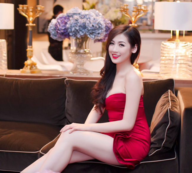 Á hậu Tú Anh khoe nhan sắc ' mơn mởn '