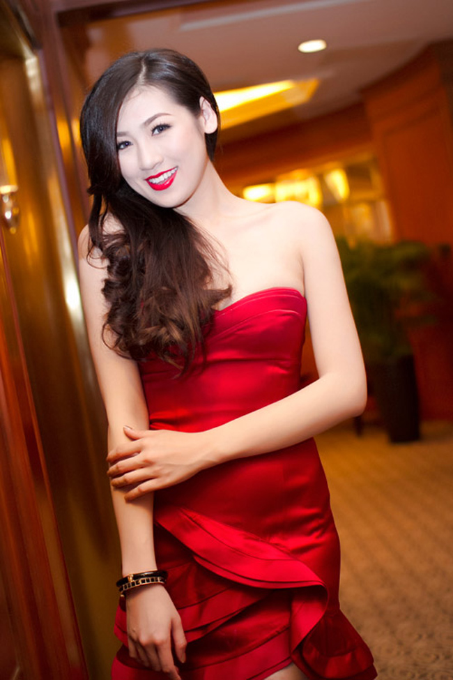 Á hậu Tú Anh khoe nhan sắc ' mơn mởn '
