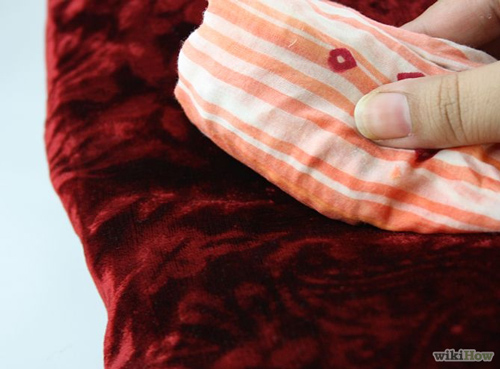 Mẹo làm sạch vết bẩn trên vải nhung 'khó chiều' - 2